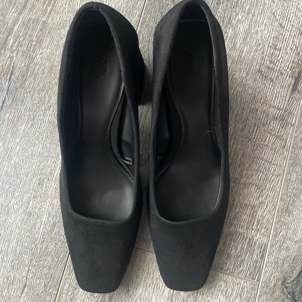 Zara Black Block Heel Shoes with Gold Accent - Picture 5 of 10